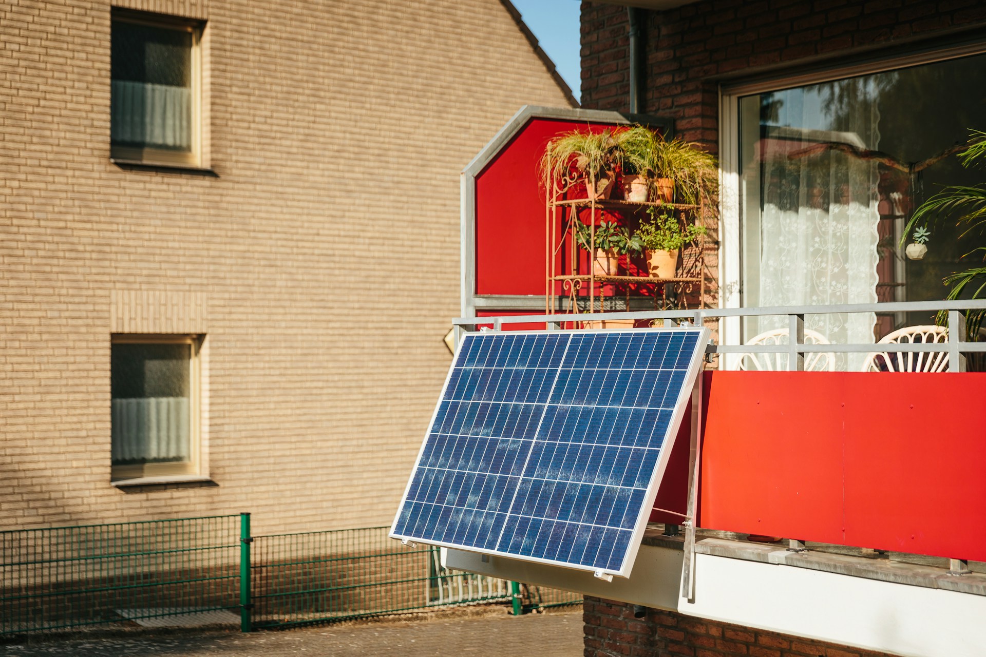 Plug-in solar connection diagram